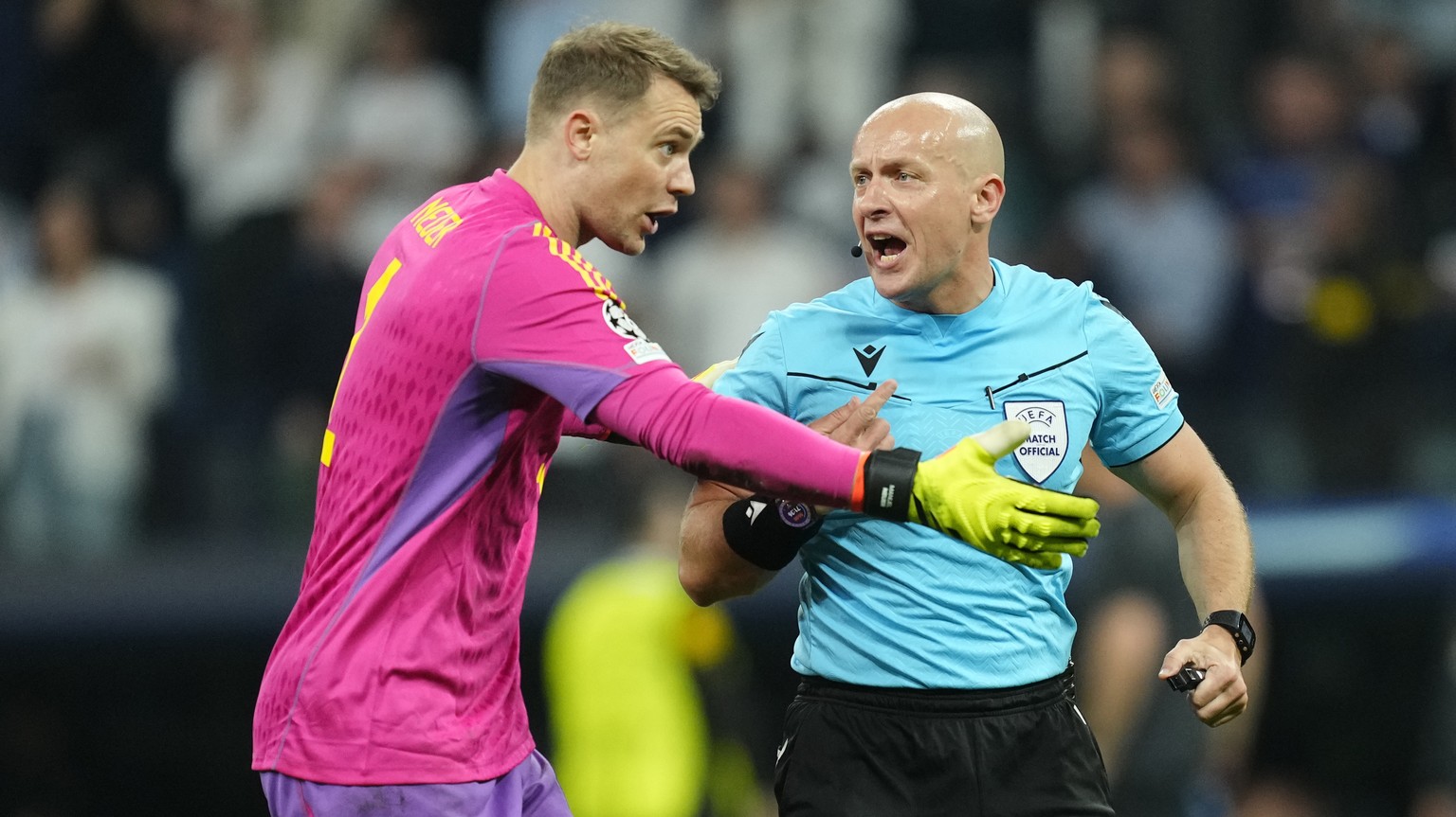 Bayern&#039;s goalkeeper Manuel Neuer, left, talks with referee Szymon Marciniak during the Champions League semifinal second leg soccer match between Real Madrid and Bayern Munich at the Santiago Ber ...