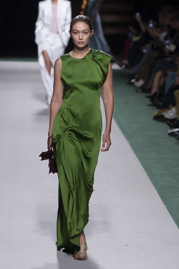 Entertainment Bilder des Tages . 27/09/2024. Paris, France. Gigi Hadid on the catwalk during the Victoria Beckham show at Paris Fashion Week for Spring/Summer 2025. PUBLICATIONxINxGERxSUIxAUTxHUNxONLY ...