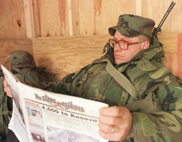 US soldier Sgt. John Hubbuch of Versailles, Ky., one of the members of NATO led-peacekeeping forces in Bosnia reads Stars and Stripes newspaper on Sunday Feb. 14, 1999. (AP Photo/Amel Emric, File)
Med ...