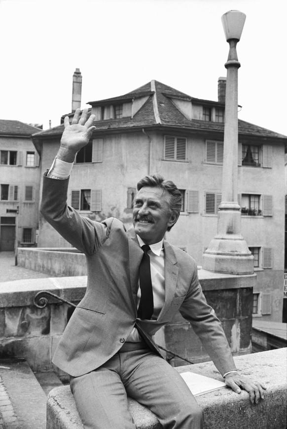 Actor Kirk Douglas pictured on Grossmuensterplatz Square in Zurich, Switzerland, in August of 1967. (KEYSTONE/PHOTOPRESS-ARCHIV/Sibold) 

Zu einem Blitzbesuch trifft Kirk Douglas am Vormittag von Fran ...