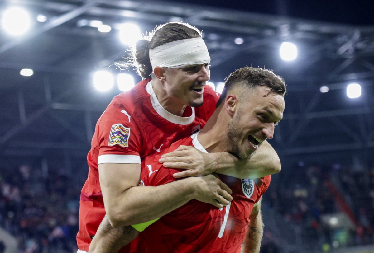 epa11657648 Marko Arnautovic of Austria (R) celebrates with teammate Marcel Sabitzer after scoring the 2-1 lead during the UEFA Nations League group B3 soccer match between Austria and Norway in Vienn ...