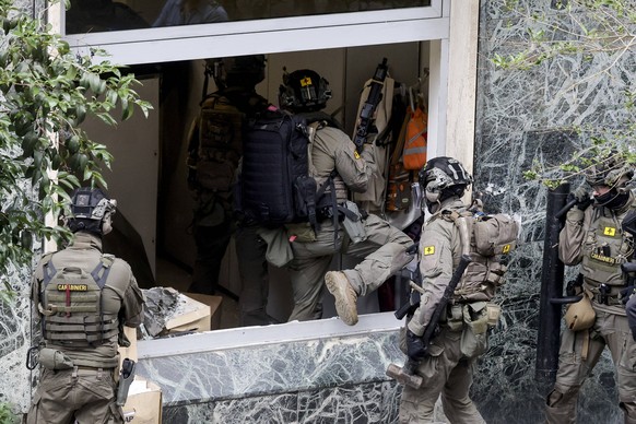 Naples, a robbery at the Credit Agricole bank in Piazza Medaglie d Oro took place, taking approximately 25 people, including employees and customers, hostage. After hours of waiting, the Carabinieri s ...