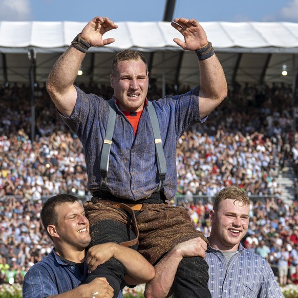 Joel Wicki, oben, laesst sich nach seinem Sieg gegen Matthias Aeschbacher feiern nach dem Schlussgang des Eidgenoessischen Schwing- und Aelplerfestes ESAF in Pratteln, am Sonntag, 28. August 2022. (KE ...