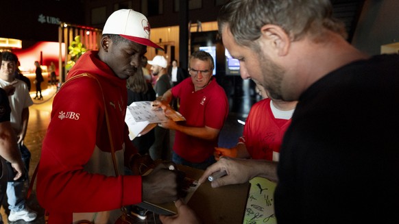Breel Embolo, links, gibt einem Fan ein Autogramm an einem Medienmeeting vor dem Abflug an die FIFA Fussball Weltmeisterschaft 2026 in Amerika, Kanada und Mexiko am Dienstag, 2. Juni 2026 im Radisson  ...