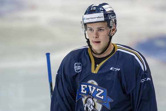 Die Spieler des EV Zug mit Gregory Hofmann beim ersten Eistraining beim offiziellen Trainingsstart fuer die neue Schweizer Eishockey National League Saison 2019/ 2020 am Montag, 29. Juli 2019 in Zug.  ...