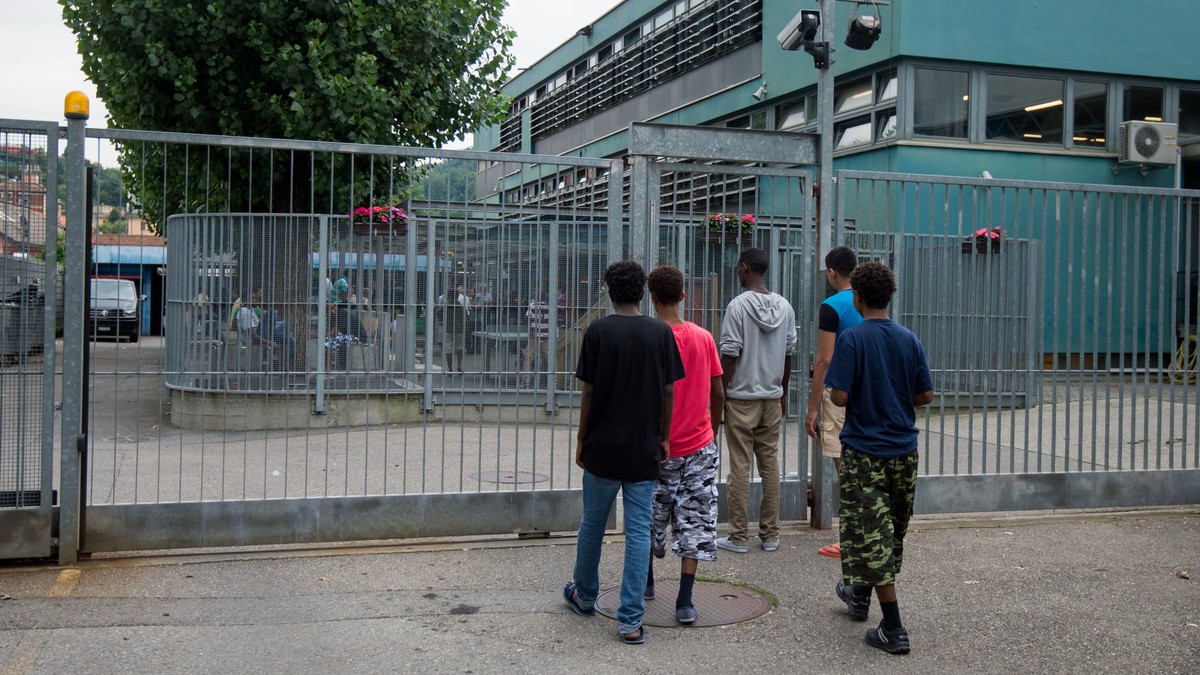 ZU DEN ZAHLEN UEBER ASYLGESUCHE IN DER SCHWEIZ 2014 STELLEN WIR IHNEN AM DONNERSTAG, 22. JANUAR 2015, FOLGENDES ARCHIVBILD ZUR VERFUEGUNG - Asylbewerber vor dem Empfangs- und Verfahrenszentrum Chiasso ...