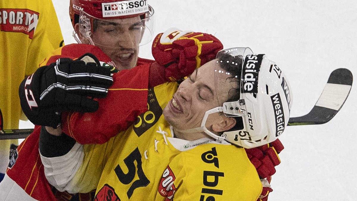 Biels Damien Riat, links, pruegelt sich mit Berns Jeremie Kamerzin im Eishockey Meisterschaftsspiel der National League zwischen dem EHC Biel und dem SC Bern, am Samstag, 9. Februar 2019, in der Tisso ...