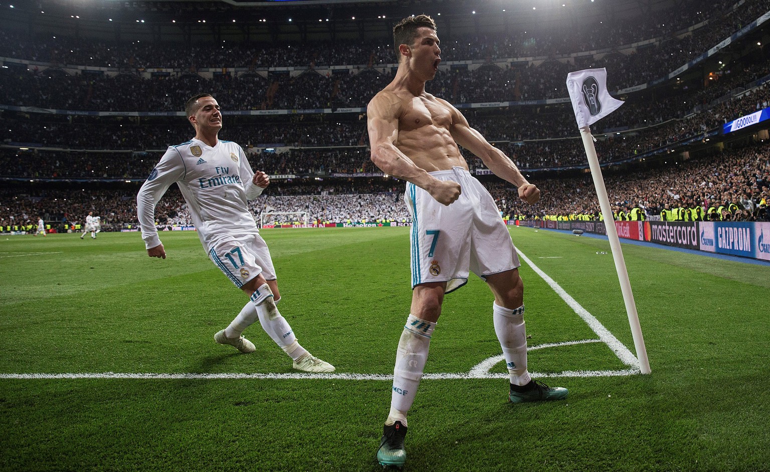 epaselect epa06662446 Real Madrid&#039;s Cristiano Ronaldo (R) celebrates next to Lucas Vazquez (L) after scoring the 1-3 during the UEFA Champions League quarter final, second leg soccer match betwee ...