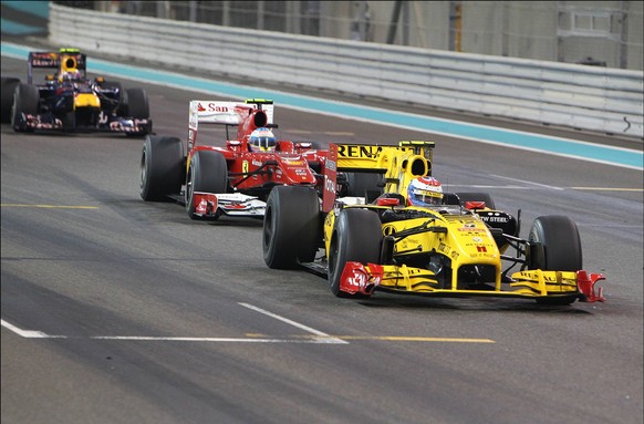 Formule 1 : Grand Prix Abu Dhabi - 14.11.2010 - Titre - Vitaly Petrov RUS Renault R30 leads Fernando Alonso ESP Ferrari F10. Formula One World Championship, Rd 19, Abu Dhabi Grand Prix, Race, Yas Mari ...