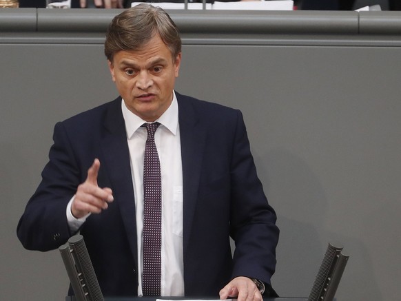 epa06285679 Bernd Baumann of the German right-wing populist &#039;Alternative fuer Deutschland&#039; (AfD) party speaks during the constituent meeting of the German &#039;Bundestag&#039; parliament, i ...