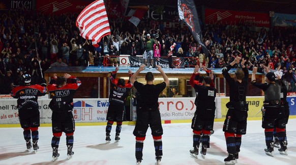 Jubel in Visp: Fans und Spieler freuen sich über einen Sieg.