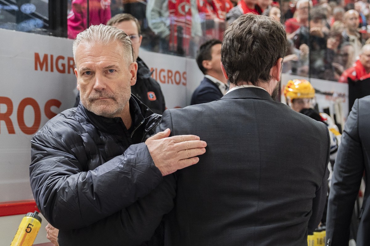 Head Coach Geoff Ward (LHC), links, klopft Head Coach Lars Leuenberger (HCFG), rechts, auf die Schulter nach dem siebten Eishockey Playoff Halbfinalspiel der National League zwischen dem Lausanne HC ( ...