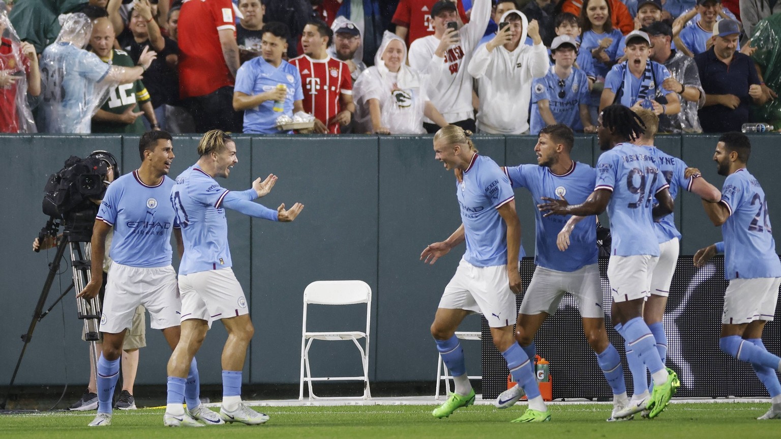 IMAGO / Icon Sportswire

Sport Bilder des Tages GREEN BAY, WI - JULY 23: Manchester City forward Erling Haaland (9) and midfielder Jack Grealish (10) are congratulated by teammates after a goal agains ...