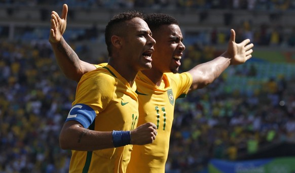 epa05493373 Gabriel Jesus of Brazil (R) celebrates his 3-0 goal with teammate Neymar (L) of Brazil during the men&#039;s semifinal match of the Rio 2016 Olympic Games Soccer tournament between Brazil  ...