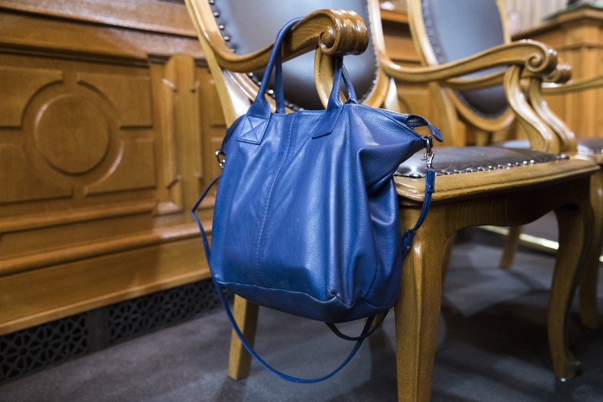 Eine Handtasche einer Staenderaetin haengt waehrend der Debatte um das Gleichstellungsgesetz an einem Stuhl im Staenderat, waehrend der Sommersession der Eidgenoessischen Raete, am Dienstag, 29. Mai 2 ...