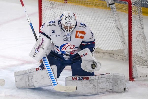 Torhueter Simon Hrubec (ZSC) haelt einen Puck im Qualifiaktionsspiel der Eishockey National League zwischen dem HC Ajoie und den ZSC Lions in der Raiffeisen Arena in Porrentruy, am Dienstag, 6. Januar ...