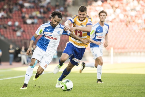 Grasshopper Jeffren Suarez, links, spielt um den Ball gegen Luzerner Pascal Schuerpf, rechts, im Fussball Meisterschaftsspiel der Super League zwischen dem Grasshopper Club Zuerich und dem FC Luzern im Letzigrund, am Sonntag, 15. Oktober 2017 in Zuerich. (KEYSTONE/Ennio Leanza)