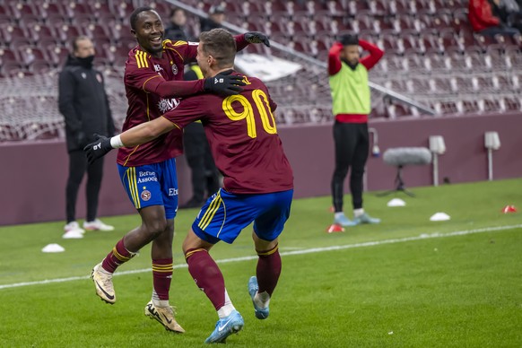 Ablie Jallow (SFC), gauche, et Samuel Mraz (SFC), droite, laissent eclater leur joie, lors de la rencontre de football de Swiss Super League entre le Servette FC, SFC, et le FC Sion, SIO, ce samedi 31 ...