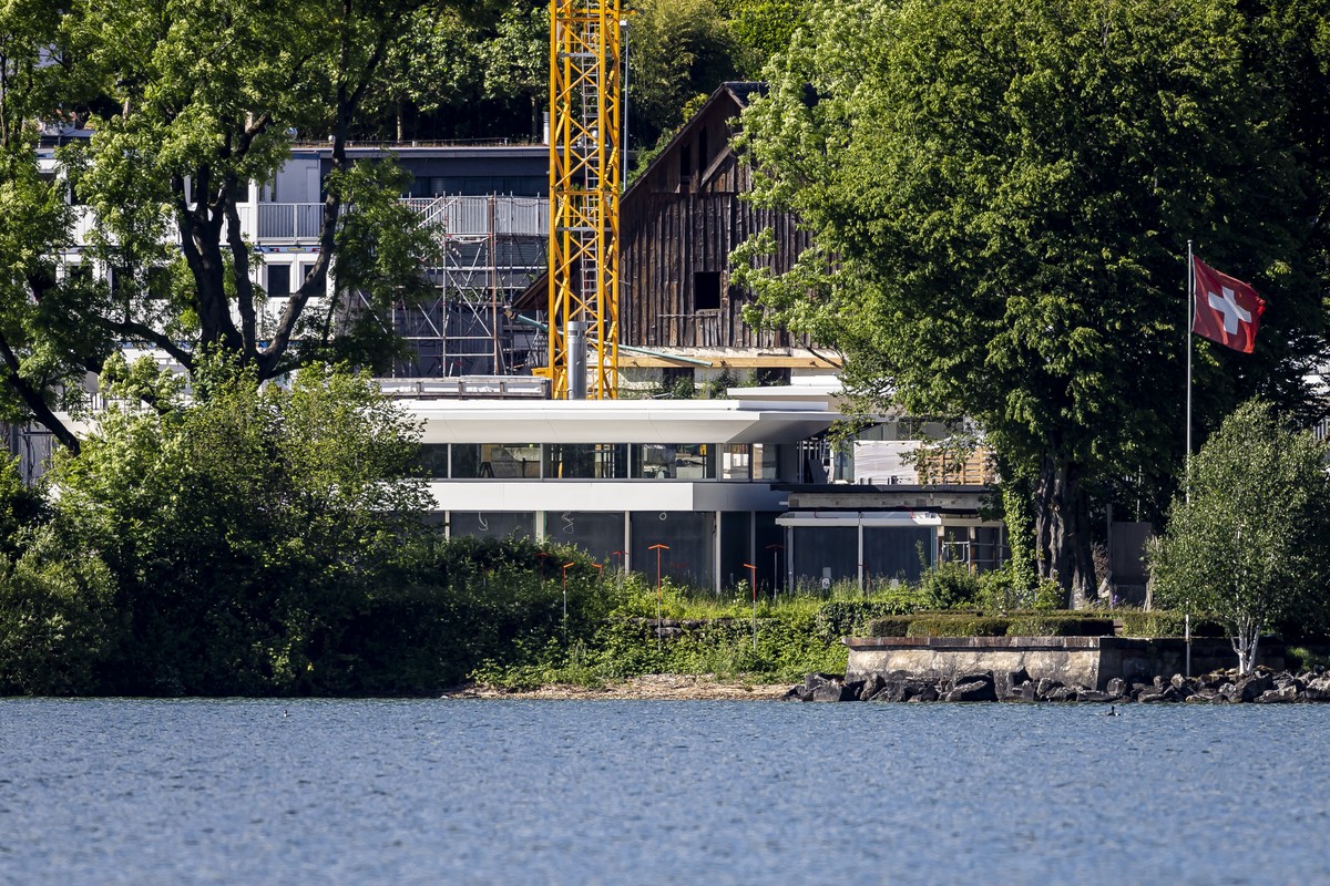 Blick auf die Baustelle des rund 16'000 Quadratmeter grossen Grundstuecks des frueheren Tennisspielers Roger Federer mit dem Baugespann fuer ein Bootshaus in Kempraten, Rapperswil-Jona am Diensta ...