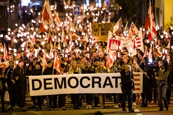 Des personnes manifestent lors d&#039;une marche silencieuse aux flambeaux suite a la decision de la prefete du Jura bernois d&#039;invalider le vote du 18 juin 2017 sur l&#039;appartenance cantonale  ...