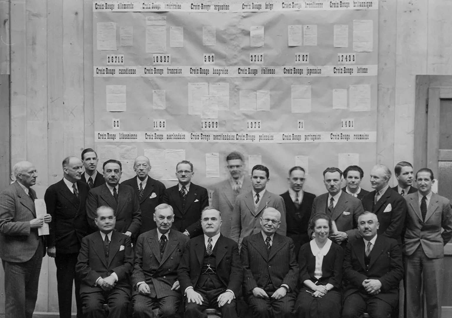Max Huber (Dritter von links, sitzend) bei einem IKRK-Treffen der nicht kriegführenden Länder 1940 in Genf.
https://commons.wikimedia.org/wiki/File:ICRC-Av-Archives_GenevaMeeting_RedCrossSoicetes-NonB ...
