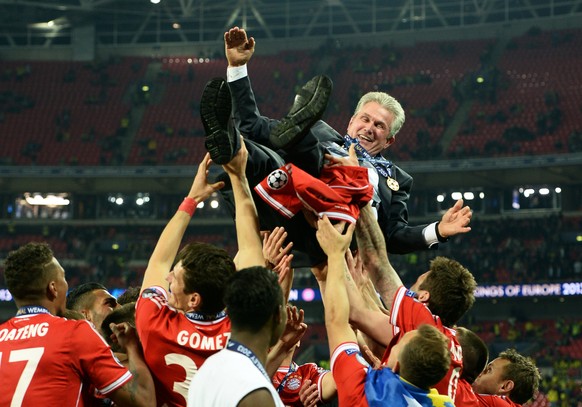 epa06248348 (FILE) - Bayern Munich&#039;s head coach Jupp Heynckes being celebrated by his players after winning the UEFA Champions League final against Borussia Dortmund at Wembley Stadium in London, ...