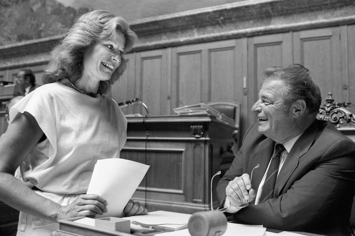 Verena Diener (GP, ZH), links, spricht im Nationalrat mit Bundesrat Jean-Pascal Delamuraz waehrend der Session im Juni 1989. (KEYSTONE/Str)