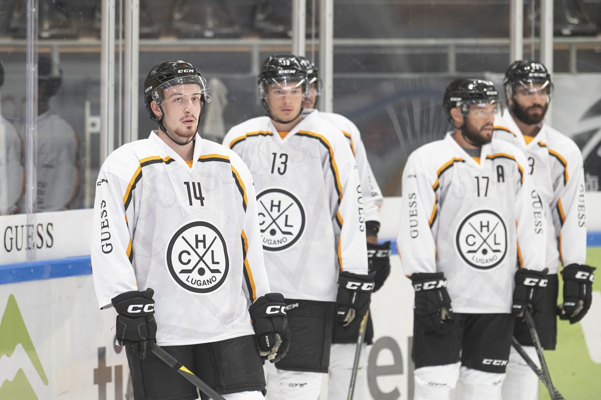 Luganos Spieler Lorenzo Canonica und Matthew Verboon (v.l.) bei der Mannschaftspraesentation und dem ersten offiziellen Eistraining des HC Lugano in der Saison 2023/24, am Samstag, 12. August 2023 in  ...