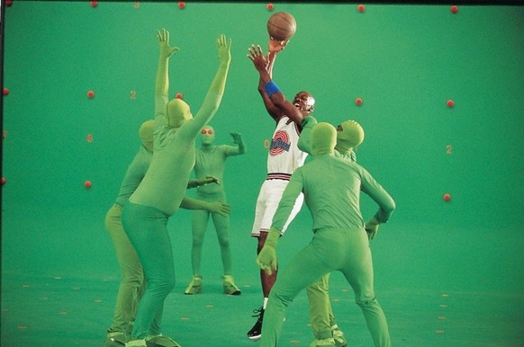 Michael Jordan filming a basketball scene for Space Jam (1996)

https://www.reddit.com/r/Moviesinthemaking/comments/vjn7o3/michael_jordan_filming_a_basketball_scene_for/