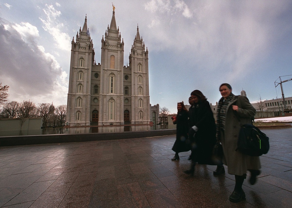 Kirchgaenger und Kirchgaengerinnen flanieren am Sonntag, 25. Februar 2001 nach dem Gottesdienst vor dem Haupttempel der Mormonen-Kirche in Salt Lake City im US-Bundesstaat Utah. Die Region Salt Lake C ...