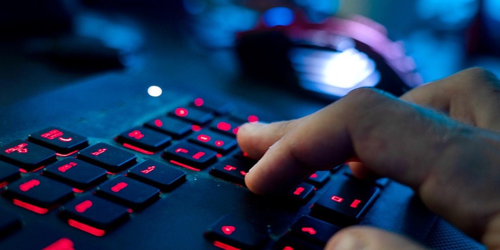 Die Universität Zürich wird Opfer eines gezielten Hacker-Angriffs. Die Leitung zeigt sich hoch besorgt; die Lage sei ernst. Ein IT-Experte erklärt, welches Motiv hinter dem Angriff stecken könnte.