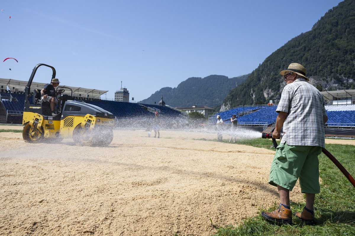 Fred Schori waessert einen Saegemehlring, am Mittwoch, 23. August 2023, auf der Hoehenmatte in Interlaken. Das Unspunnenfest findet alle sechs Jahre statt und gilt nach dem Eidgenoessischen als zweitg ...