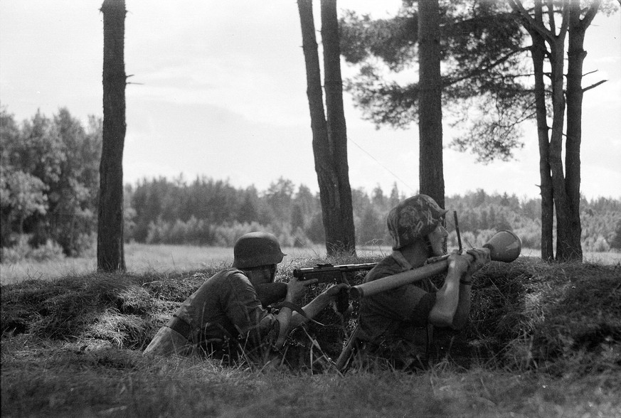 Finnische Soldaten mit Helmbemalung und deutscher Panzerfaust.