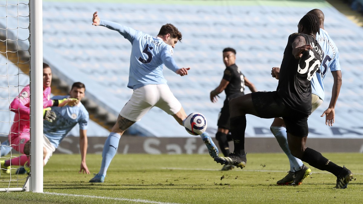 West Ham's Michail Antonio, front right, scores his side's opening goal during the English Premier League soccer match between Manchester City and West Ham United at the Etihad stadium in Ma ...