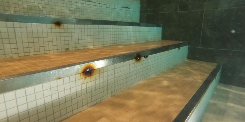 Fotos von «20 Minuten» zeigen, wie es im Alpamare unter Wasser rostet.
