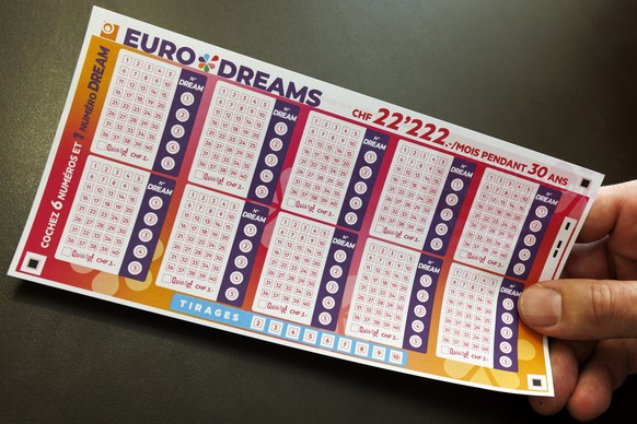Un membre de la loterie romande presente le nouveau jeu de la loterie romande EURODRAMS dans le kiosque de Josephine, ce lundi 16 octobre 2023 a Cheseaux-sur-Lausanne pres de Lausanne. Le 30 octobre p ...