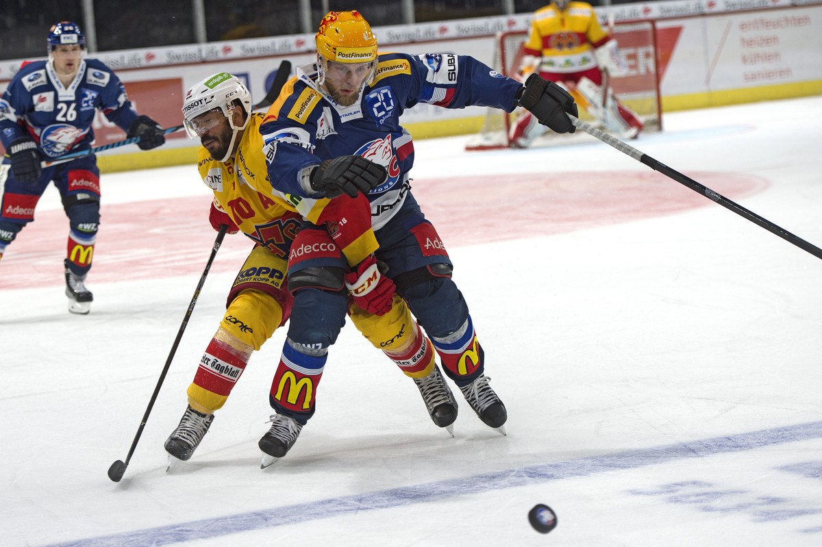 Biels Robbie Earl (l) gegen Zuerichs Fredrik Pettersson (r), im Eishockey Meisterschaftsspiel der National League zwischen den ZSC Lions und dem EHC Biel, am Dienstag, 5. Maerz 2018, im Zuercher Halle ...