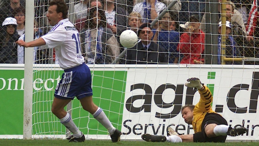 Der Lausanner Stefan Rehn, links, freut sich am Sonntag, 28. Mai 2000, in Bern am Schweizer Fussball-Cupfinal zwischen Lausanne-Sports und dem FC Zuerich ueber das Tor zum 1:0, das Tomas Danilevivius  ...