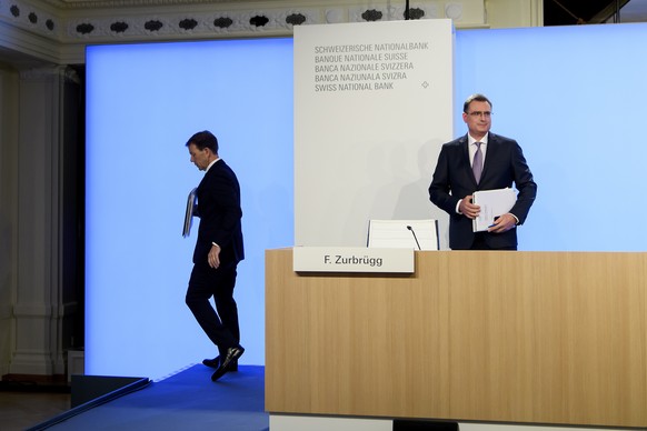 epa08493057 Swiss National Bank&#039;s (SNB) Vice Chairman of the Governing Board Fritz Zurbruegg (L) and Swiss National Bank&#039;s (SNB) Chairman of the Governing Board Thomas Jordan (R) leave the s ...