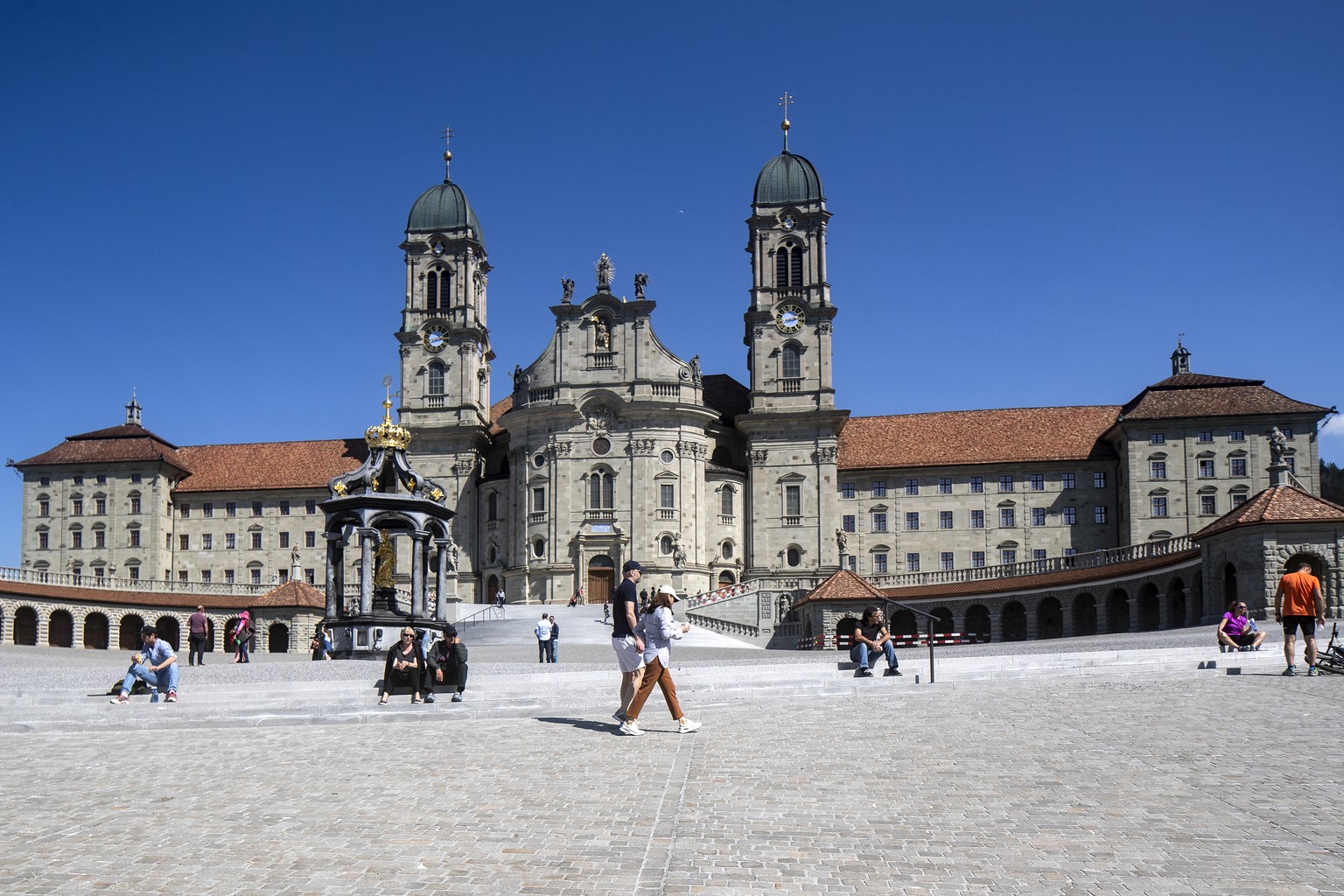 Menschen vor dem Kloster Einsiedeln am Karfreitag, 10. April 2020. (KEYSTONE/Alexandra Wey).