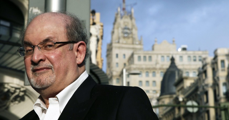 epa04965431 British writer Salman Rushdie poses for photographers as he presents the Spanish edition of his new novel &#039;Two Years Eight Months and Twenty-Eight Nights&#039; in Madrid, Spain, 06 Oc ...