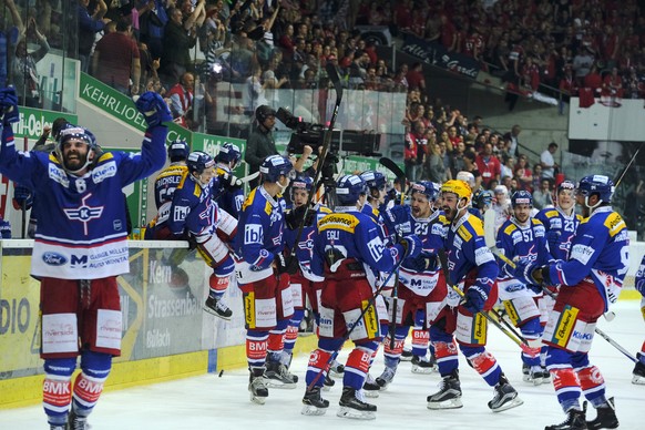 Kloten feiert den Siegestreffer von Thierry Bader zum 4:3 nach Verlaengerung im fuenften Eishockey-Spiel der Ligaqualifikation der National League zwischen dem EHC Kloten und den SC Rapperswil-Jona La ...