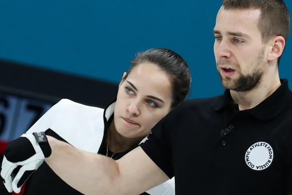 epa06519468 Anastasia Bryzgalova and Alexander Krushelnitskiy (R) of Olympic Athletes of Russia in the Mixed Doubles Bronze Medal match between Norway and Olympic Athletes of Russia at the Gangneung Curling Centre in Gangneung during the PyeongChang Winter Olympic Games 2018, South Korea, 13 February 2018.  EPA/JAVIER ETXEZARRETA
