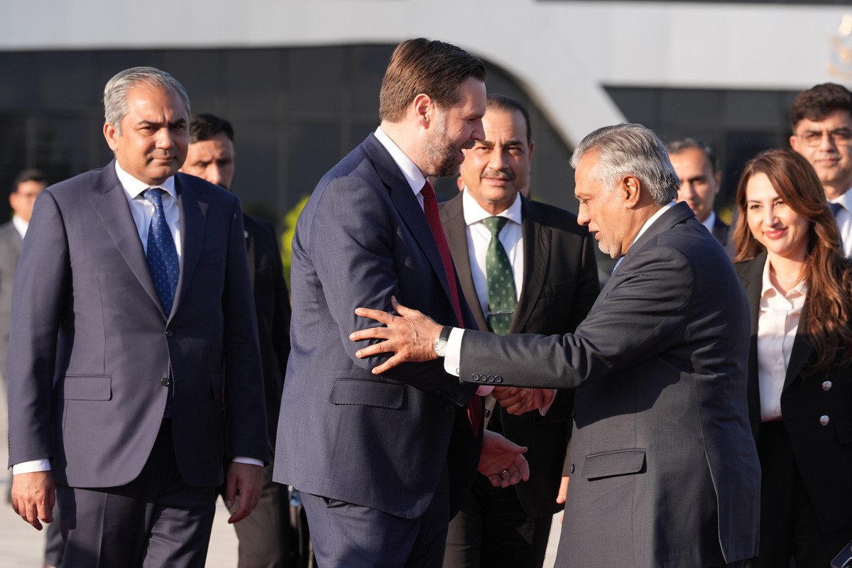 Vice President JD Vance, second left, shakes hands with Pakistani Deputy Prime Minister and Foreign Minister Mohammad Ishaq Dar, as Pakistan's Interior Minister Mohsin Naqvi, left, Pakistan' ...