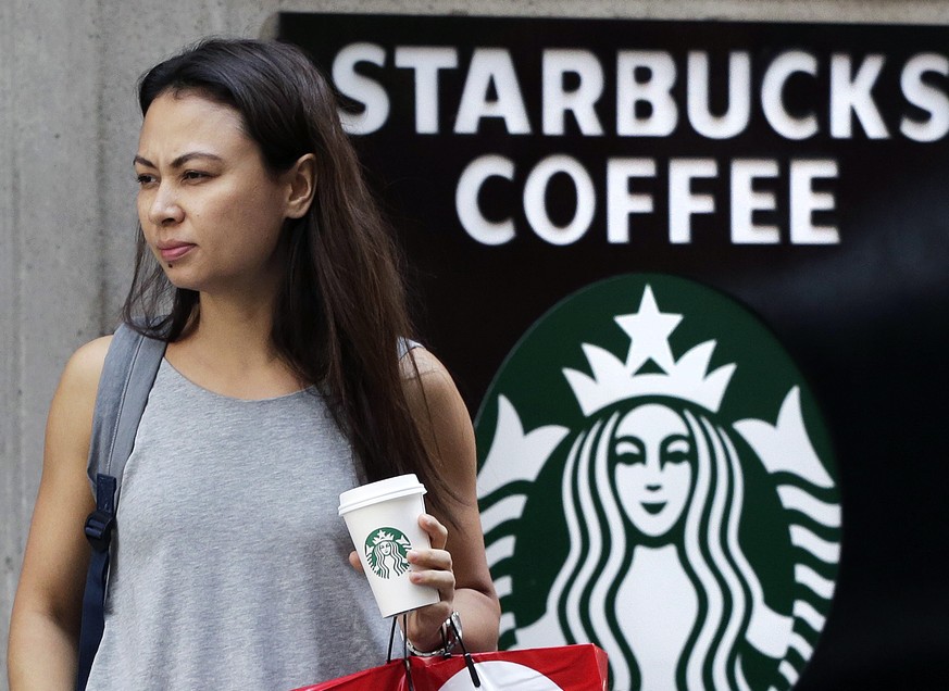 Eine Starbucks-Kundin vor einer Filiale in New York.