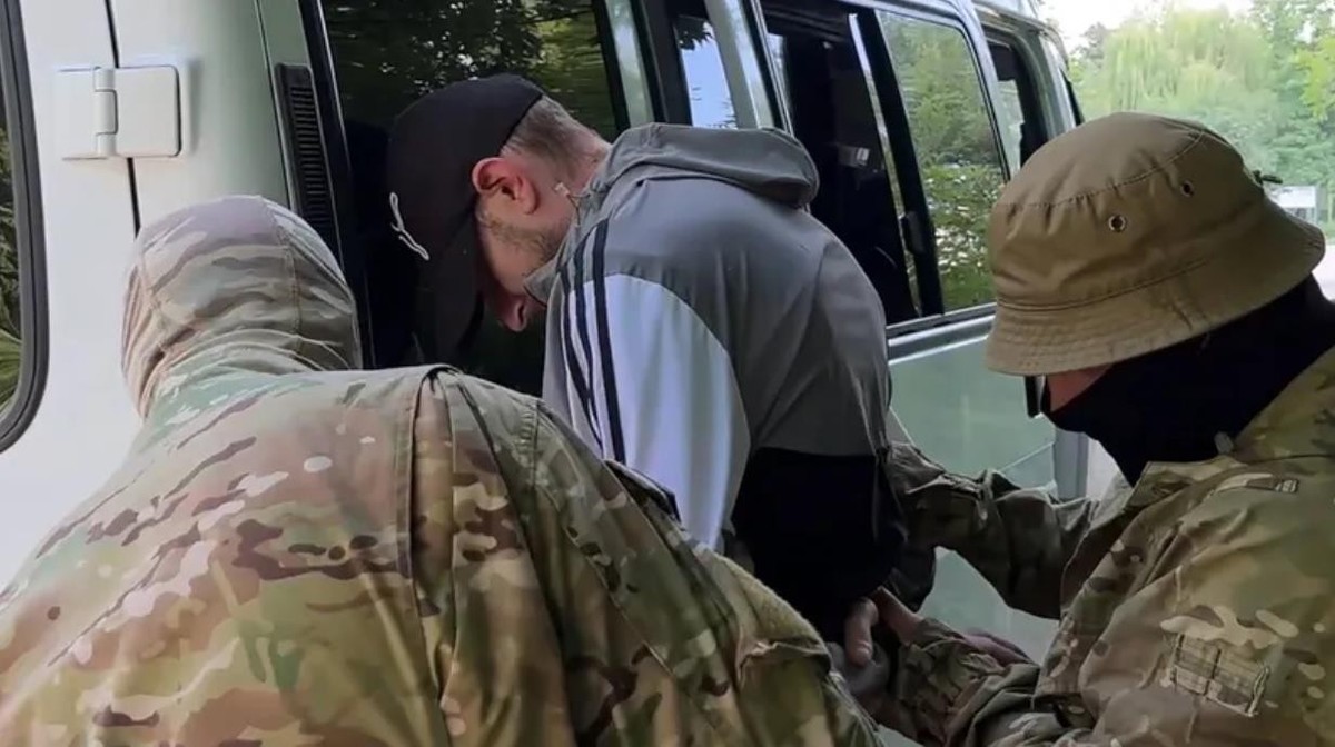 Der Verdächtige wird in einem Video des russischen Föderalen Sicherheitsdienstes festgenommen: Der Mann ist angeblich selbst russischer Staatsbürger.