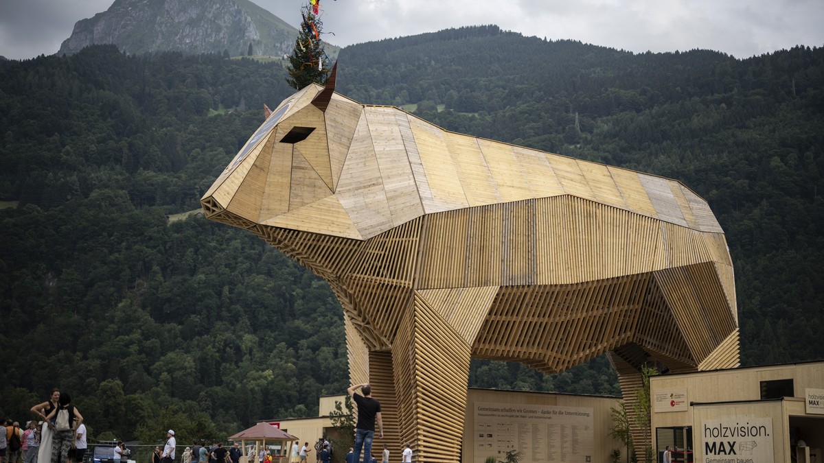 Muni Max und der Gabentempel des Eidgenoessischen Schwing- und Aelplerfestes 2025 Glarnerland+, am Freitag, 15. August 2025, in Mollis. (KEYSTONE/Gian Ehrenzeller)