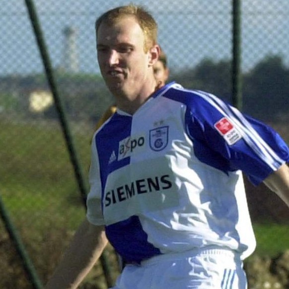 Igor Stepanovs von den Grasshoppers kaempft um den Ball, aufgenommen am 4. Februar 2005 am Nazar Cup in Manavgat in der Tuerkei. (KEYSTONE/Aleksandar Djorovic)