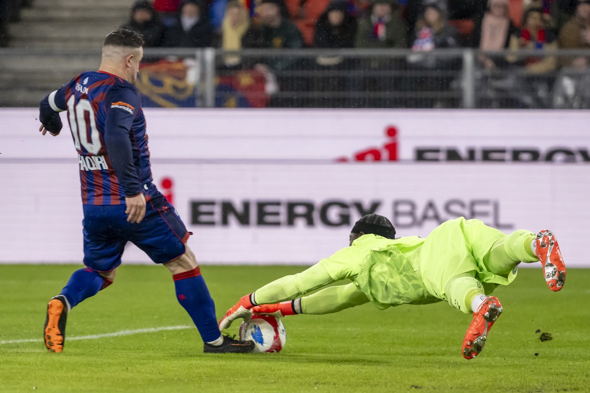 Torhueter Lawrence Ati Zigi (SG), rechts, hechtet auf einen Ball vor Xherdan Shaqiri (FCB), links, im Fussball Meisterschaftsspiel der Swiss Super League zwischen dem FC Basel 1893 und dem FC St. Gall ...
