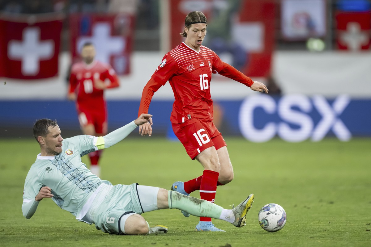 Belarus' Sergei Politevich, left, and Switzerland's Cedric Itten, right, challenge for the ball during the Euro 2024 group I qualifying soccer match between Switzerland and Belarus in St. Ga ...